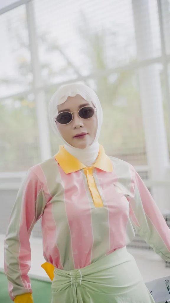 wanita pakai kacamata, hijab, baju estetik untuk padel