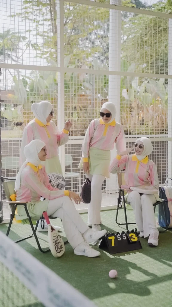 4 wanita berseragam pastel lucu bersiap main padel di lapangan