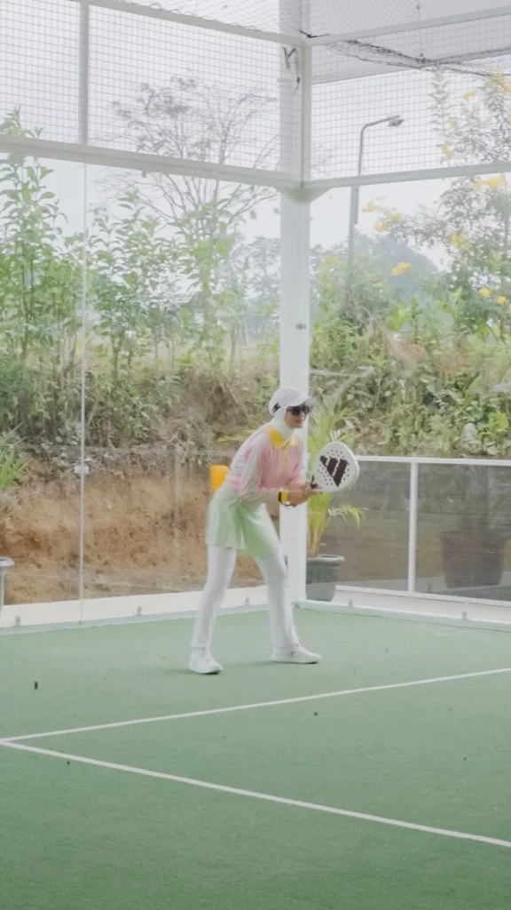wanita bermain padel bersiap mengembalikan bola