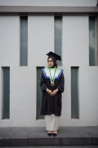 Aila Stikes Purwokerto Aston dalam acara wisuda, ditemui dalam foto bergraduasi yang dipenuhi ria dan prestasi.