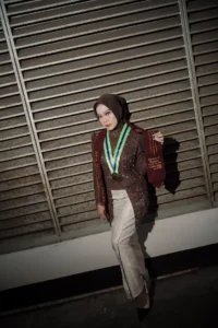 Aila Stikes Purwokerto Aston dalam acara wisuda, wanita tersebut sedang berpose dengan medali di lehernya.