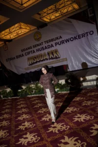Aila Stikes Purwokerto Aston menghadiri wisuda di atas panggung.