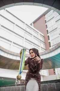 Aila Stikes Purwokerto Aston memenangkan penghargaan wisuda dengan tampilan yang elegan dalam foto ini.