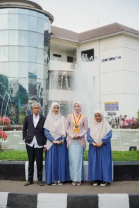 Kristina UMP universitas Muhammadiyah Purwokerto sedang mengambil foto bersama teman-teman di depan sebuah fountains.