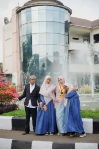Kristina UMP universitas Muhammadiyah Purwokerto sedang berpose di depan sebuah fountain.