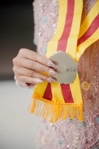 Kristina UMP, Universitas Muhammadiyah Purwokerto, memegang medali dengan kedua tangan.