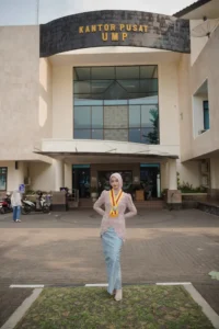 Kristina UMP berpose di depan Kantor Pump di Universitas Muhammadiyah Purwokerto.