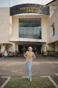 Kristina UMP universitas Muhammadiyah Purwokerto sedang berpose di depan gedungnya.