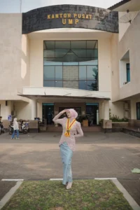 Kristina UMP berdiri di depan Kantor Pusat Universitas Muhammadiyah Purwokerto.