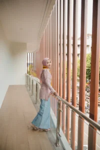 Kristina UMP, seorang mahasiswa Universitas Muhammadiyah Purwokerto, berdiri di atas saluran, menatap pemandangan kota.