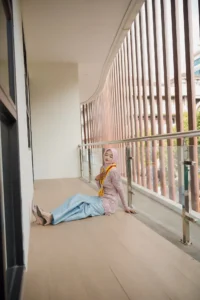 Kristina UMP duduk di benang wisuda Universitas Muhammadiyah Purwokerto.